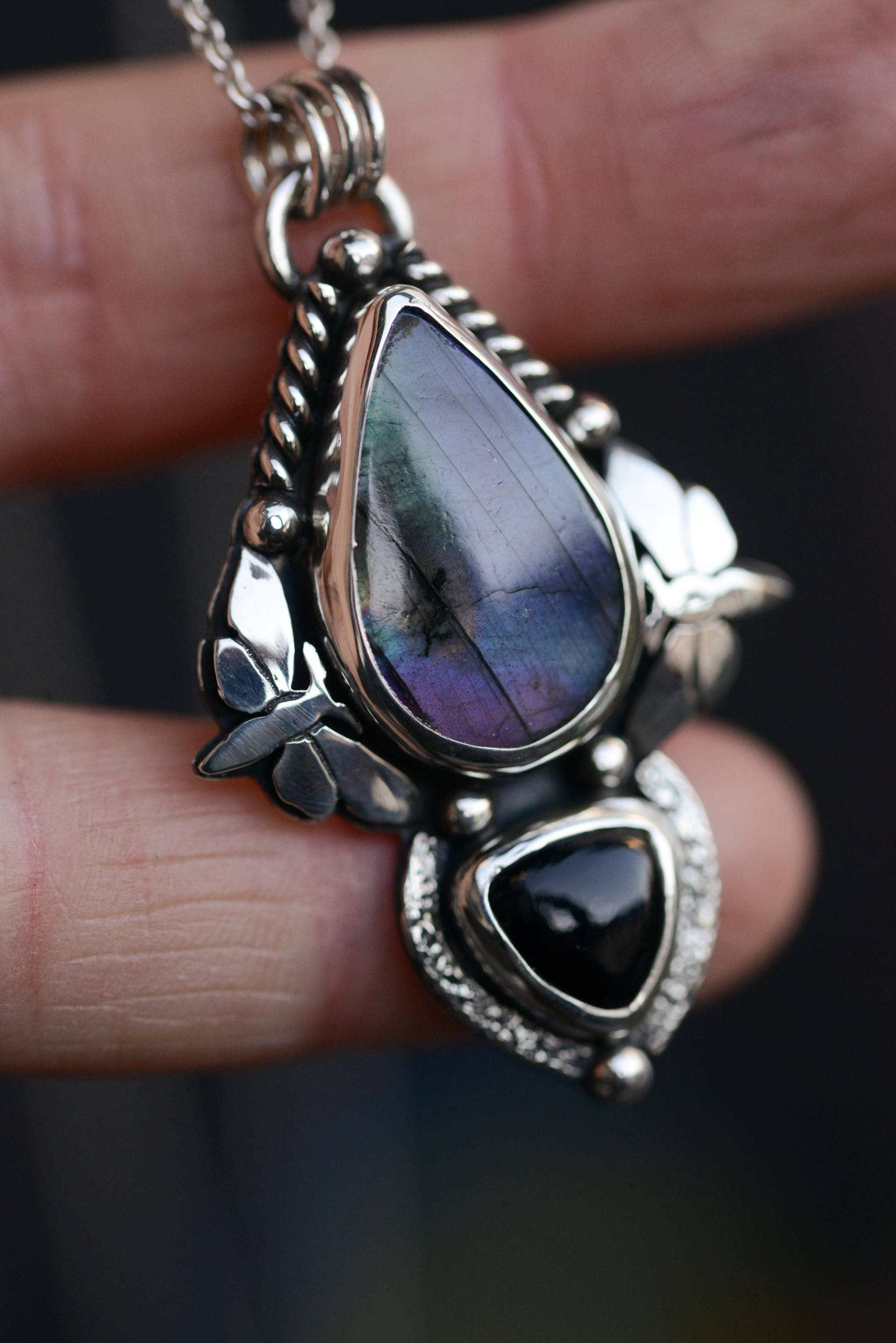 Witchy Labradorite Necklace With Little Moth Details. Pendant Made Oxidized Silver By Silversmith Formvollendung von Formvollendung