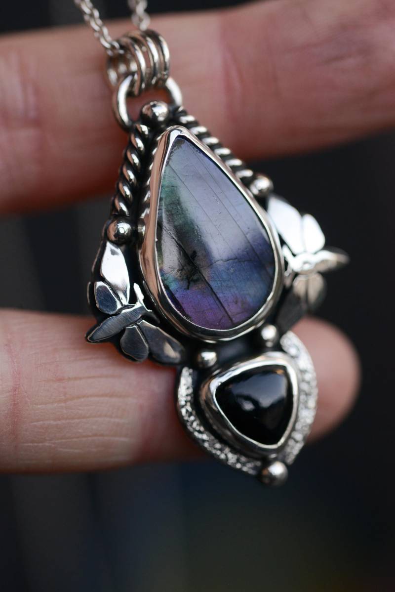 Witchy Labradorite Necklace With Little Moth Details. Pendant Made Oxidized Silver By Silversmith Formvollendung von Formvollendung