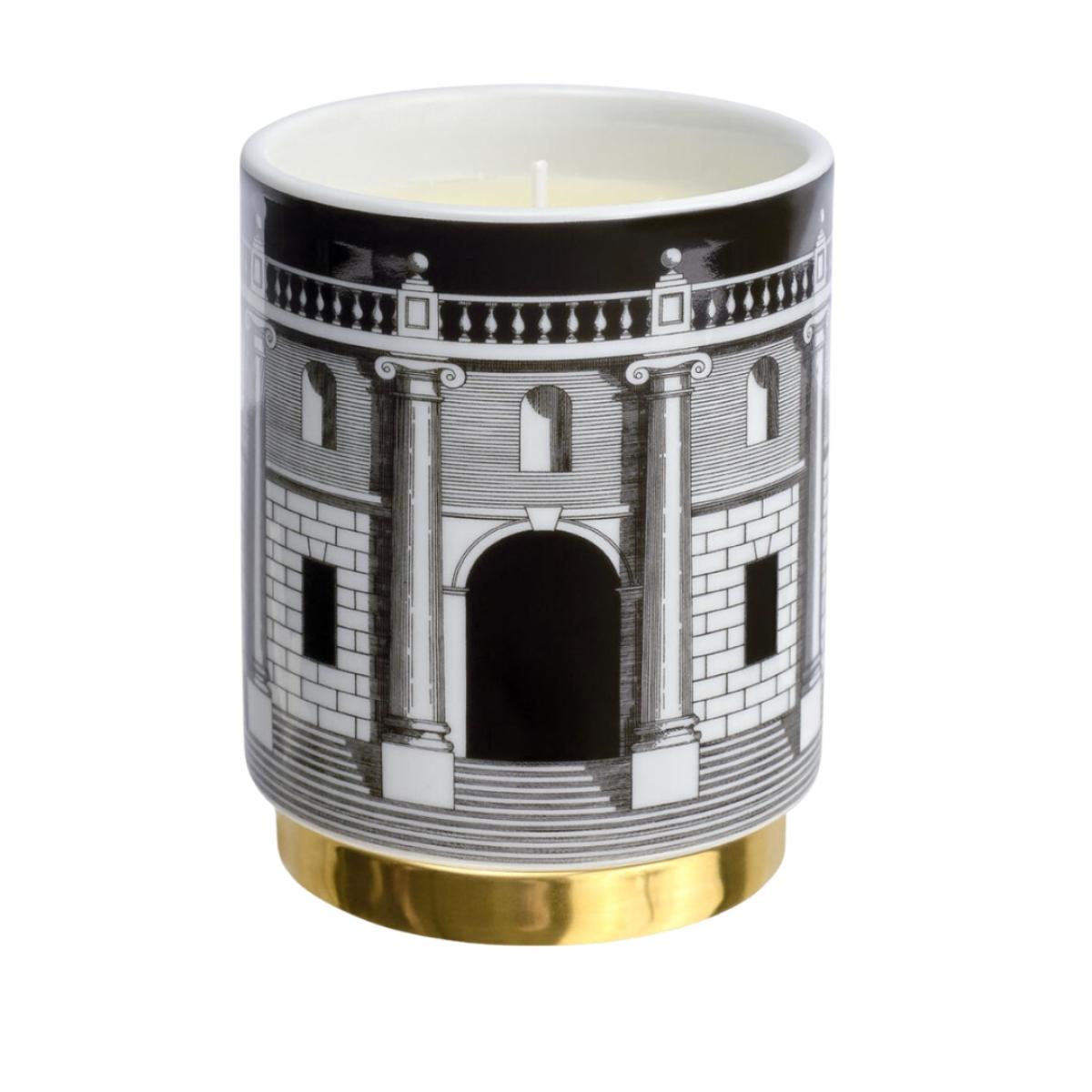 Fornasetti Duftkerze Casa con Colonne Immaginazione (235 g) von Fornasetti