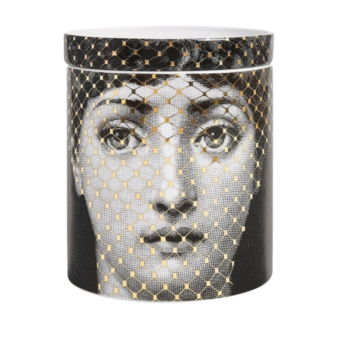 Fornasetti Nel Mentre Duftkerze - Mascherina Décor - Frutto proibito (1020 g) von Fornasetti