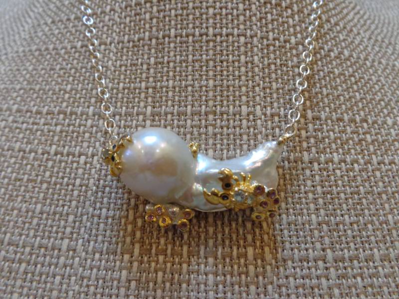 Große Weiße Barock Perlenkette Mit Hummer Saphir, Aquamarin Und Amethyst in Sterling Silber 18K Gelbgold Vermeil von ForsbergFineJewelry