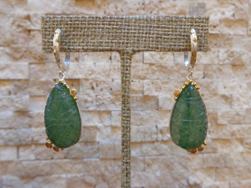 Handgeschnitzte Ohrringe Aus Aventurin Und Rosa Saphir in Sterling Silber 18K Gelbgold Vermeil von ForsbergFineJewelry