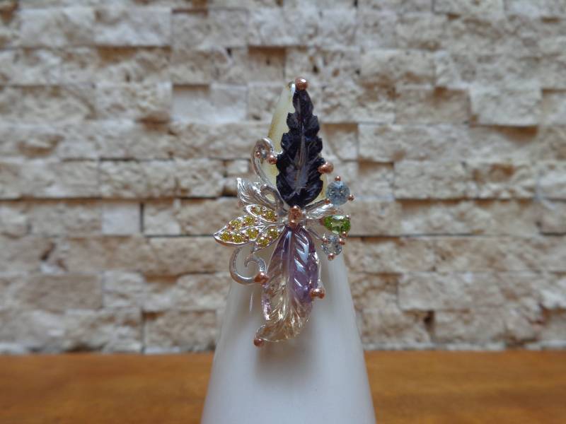 Handgeschnitzter Iolith - Und Ametrinblattring Mit Peridot, Gelbem Saphir Aquamarin in Sterlingsilber 18K Roségold-Vermeil von ForsbergFineJewelry