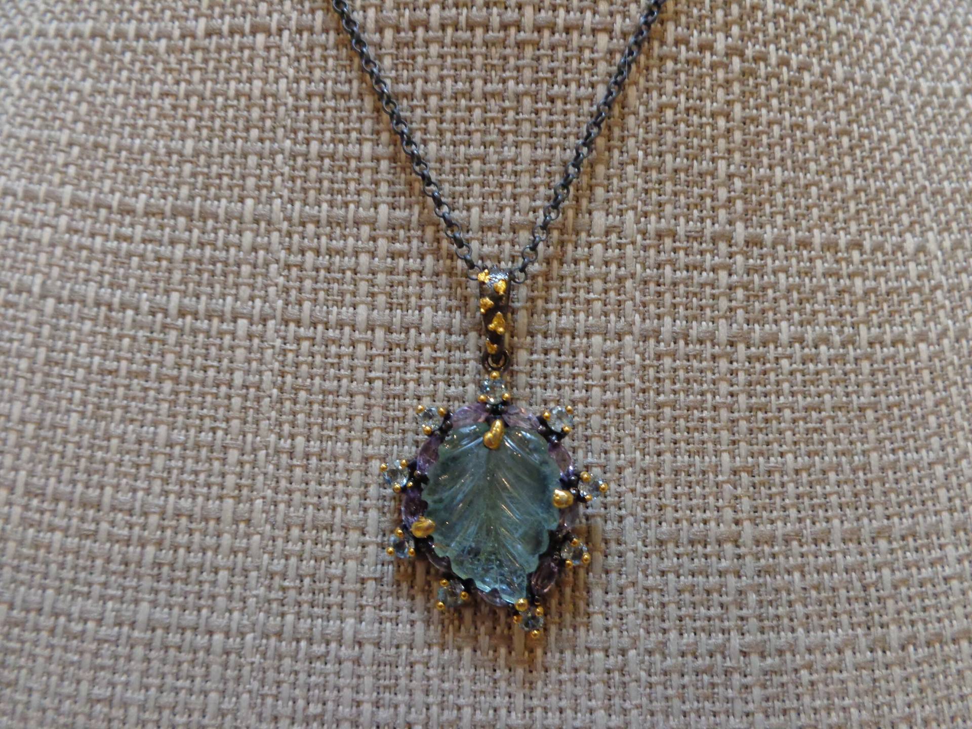 Handgeschnitztes Aquamarin-Blatt Mit Tansanit - Und Aquamarin-Steinen in Oxidiertem Sterlingsilber 18-Karätigem Gelbgold-Vermeil 16 Zoll von ForsbergFineJewelry