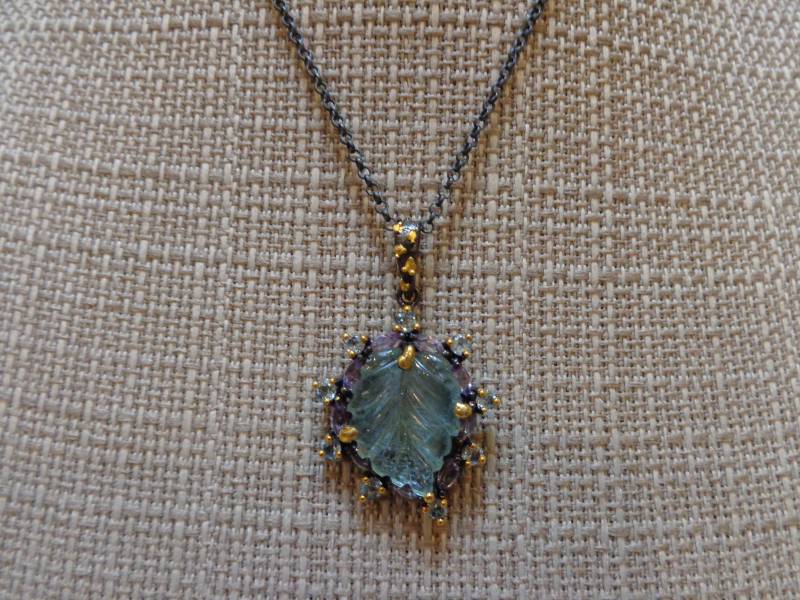 Handgeschnitztes Aquamarin-Blatt Mit Tansanit - Und Aquamarin-Steinen in Oxidiertem Sterlingsilber 18-Karätigem Gelbgold-Vermeil 16 Zoll von ForsbergFineJewelry