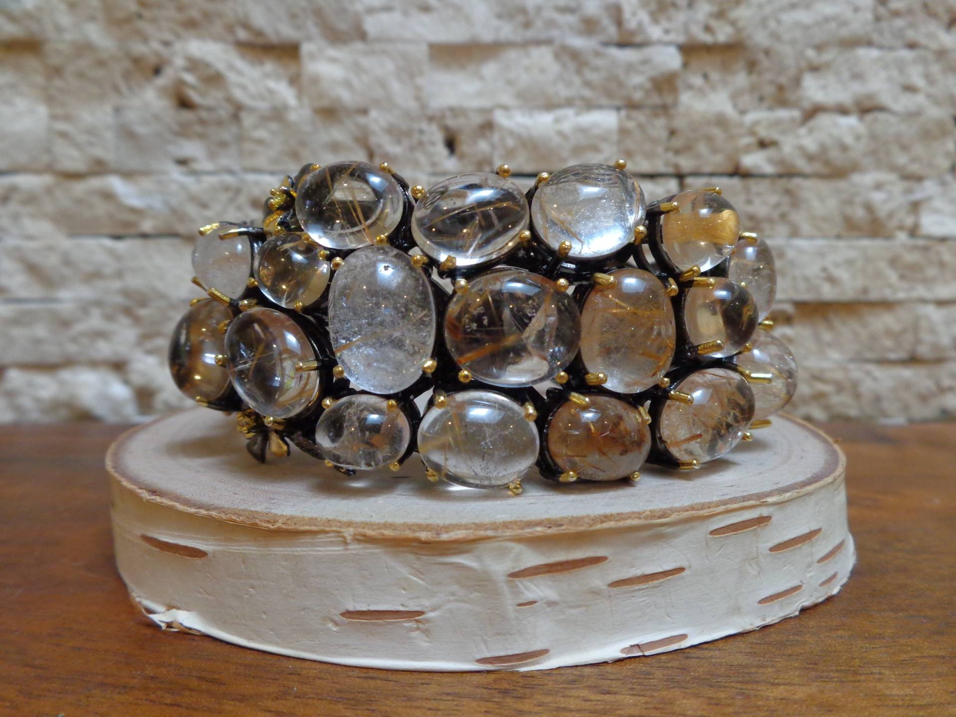 Rutilquarz Und Chromdiopsid Armreif Aus Oxidiertem Sterlingsilber Mit 750 Gelbgold Vermeil von ForsbergFineJewelry