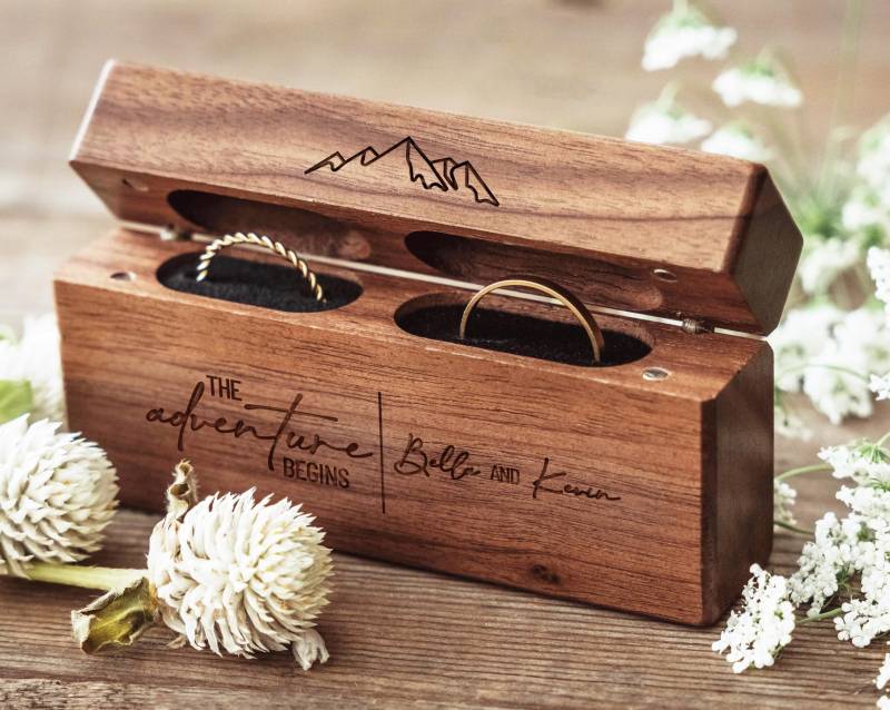Verlobung Holz Ring Box, Ringträger Mit Doppel Schlitz, Benutzerdefinierte Hochzeit Vorschlag Graviert Ringhalter, Weihnachtsgeschenk Für Ihn Verlobung Holz Ring Box, Ringträger Mit Doppel Schlitz, Benutzerdefinierte Hochzeit Vorschlag Graviert Ringhalter, Weihnachtsgeschenk Für Ihn von FortisFinds