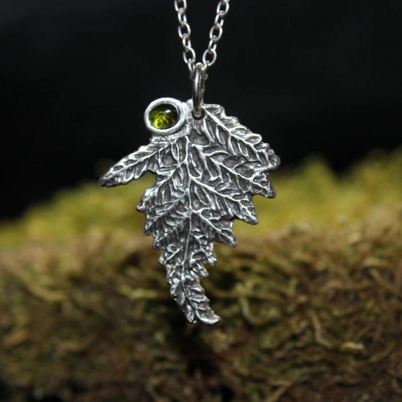 Farn Blatt Anhänger Grün Turmalin Silber 999 Schmuck Waldmotiv Botanisch Realistisch Fablesaesthetics von FablesAesthetics