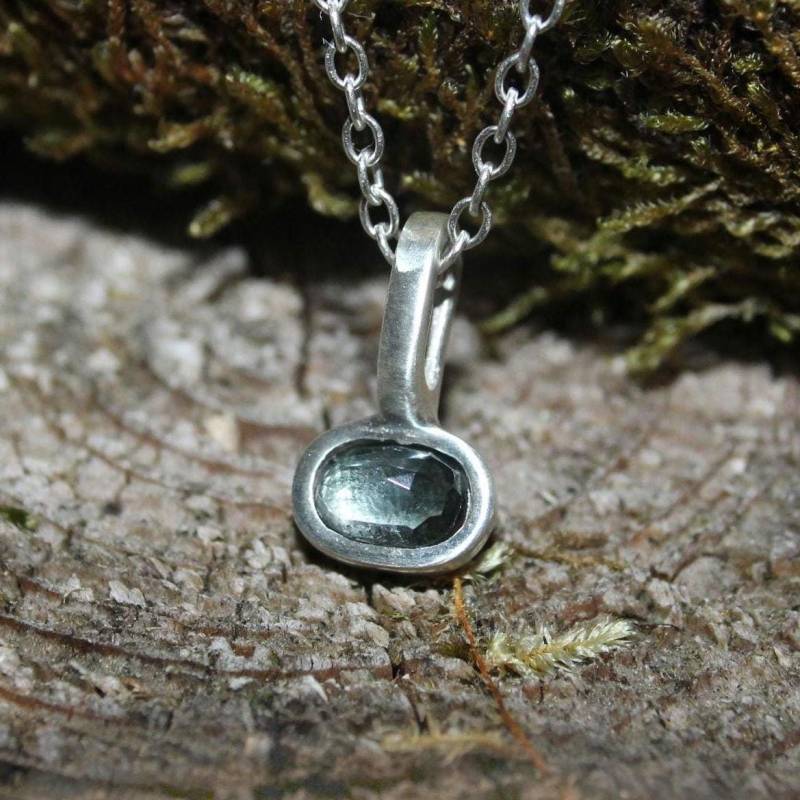 Grauer Turmalin Anhänger Silber 999 Zierlich Grauer Edelstein Halsdekor Von Fablesaesthetics von FablesAesthetics