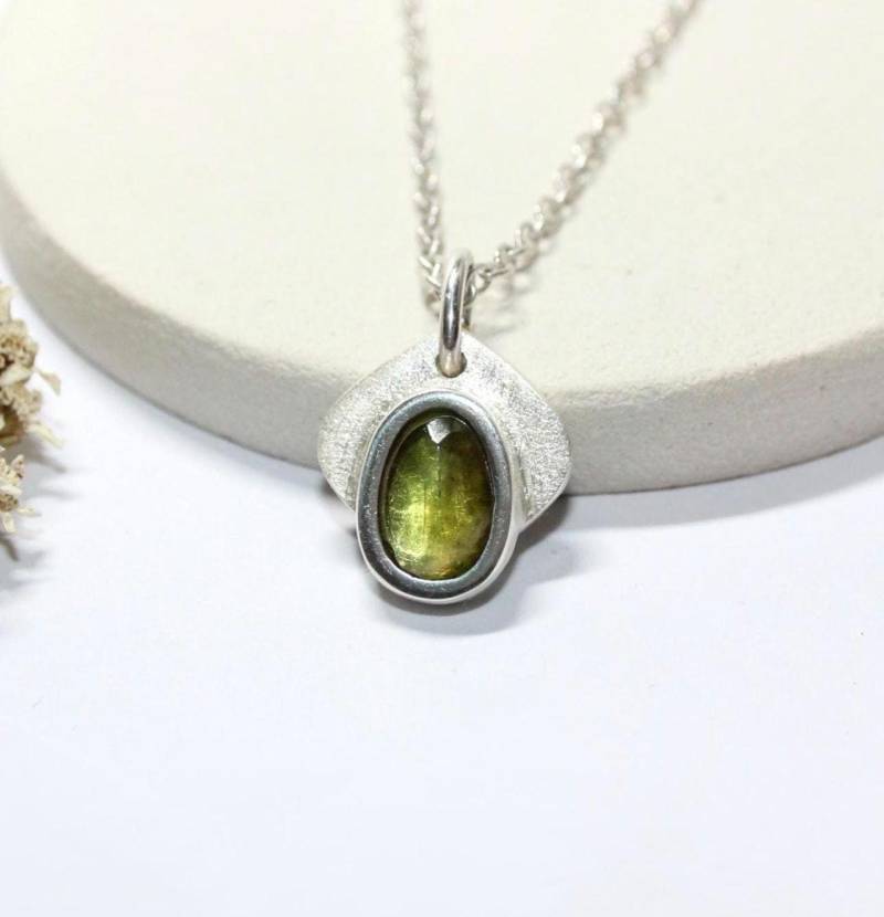 Grüner Turmalin Anhänger Silber 999 Schmuck Verdelith Grüner Edelstein Halsdekor By Fablesaesthetics von FablesAesthetics