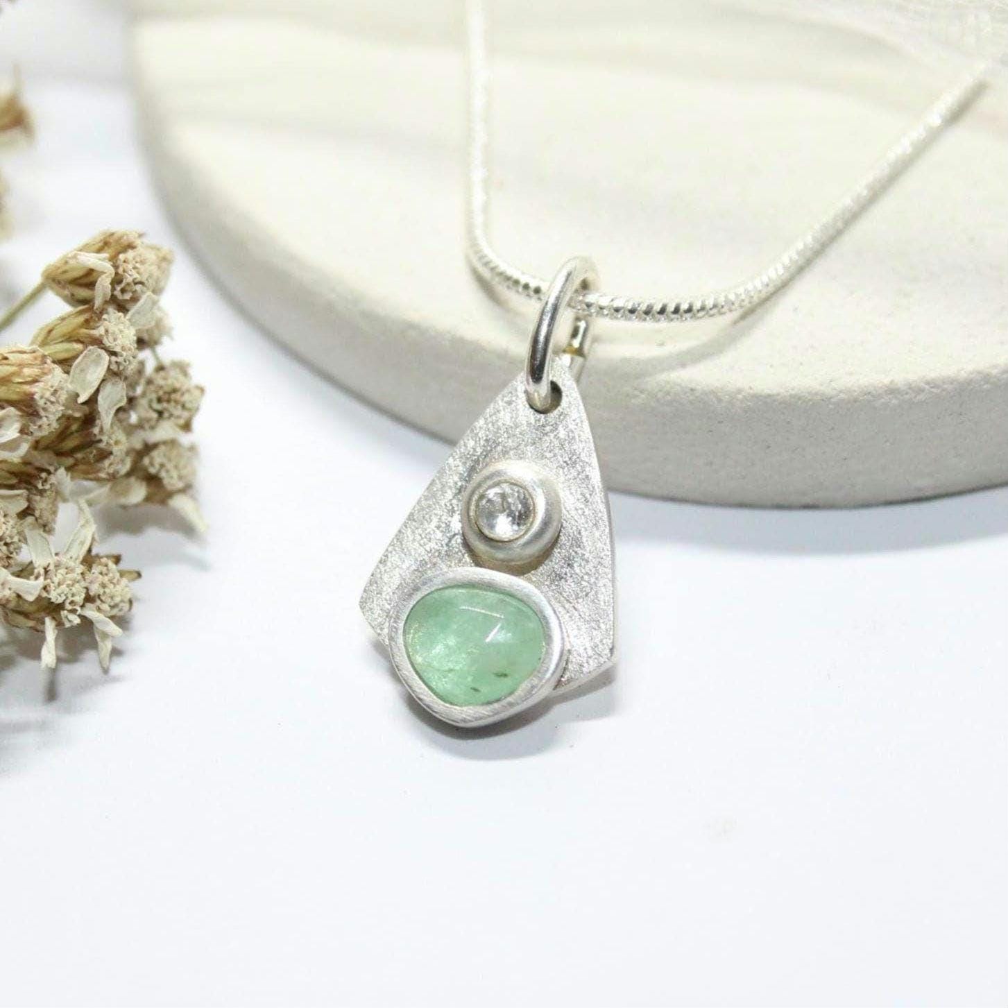 Mint Grüner Smaragd Anhänger Mit Topas Stein Silber 999 Pastellgrüne Edelstein Halskette Handgemachter Silberschmuck Von Fablesaesthetics von FablesAesthetics