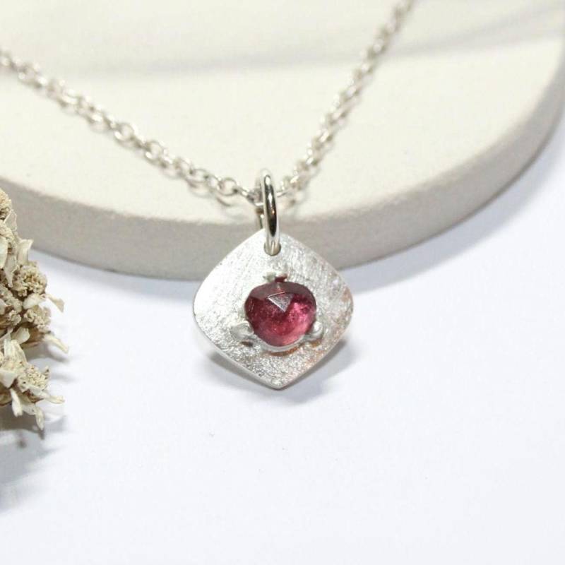 Pink Turmalin Anhänger 999 Feinsilber Halskette Rosa Edelstein Handgefertigt Von Fortunaelements Pink Turmalin Anhänger 999 Feinsilber Halskette Rosa Edelstein Handgefertigt Von Fortunaelements von FablesAesthetics