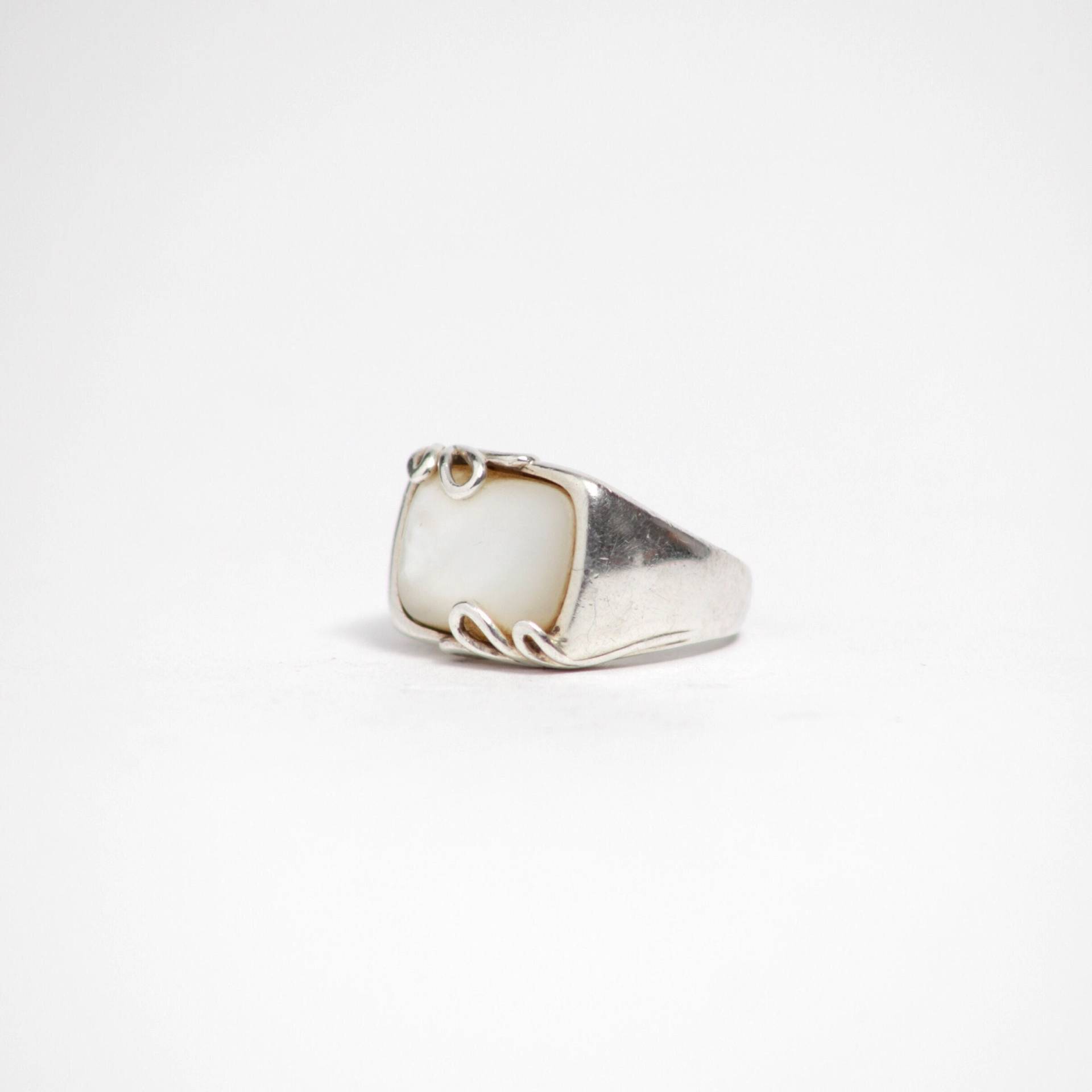 Designer Irisierender Perlmutt Ring Designer Irisierender Perlmutt Ring von FortySevenCo