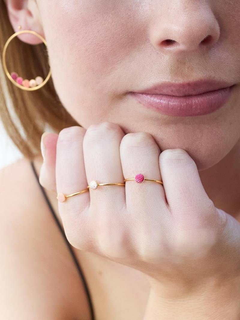 Zarter Und Eleganter Verstellbarer Dünner Vergoldeter Ring, Lederkonfetti - Pepita von Fosseth