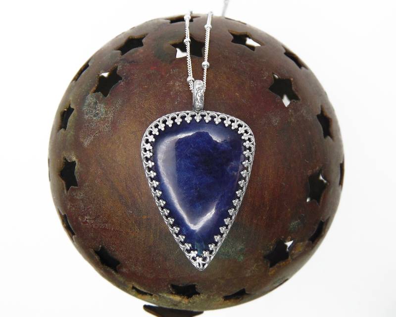Dunkelblaue Sodalith Halskette in Sterling Silber - Something Blue Handgemachter Anhänger Mit Kette von FossilPhilosophy