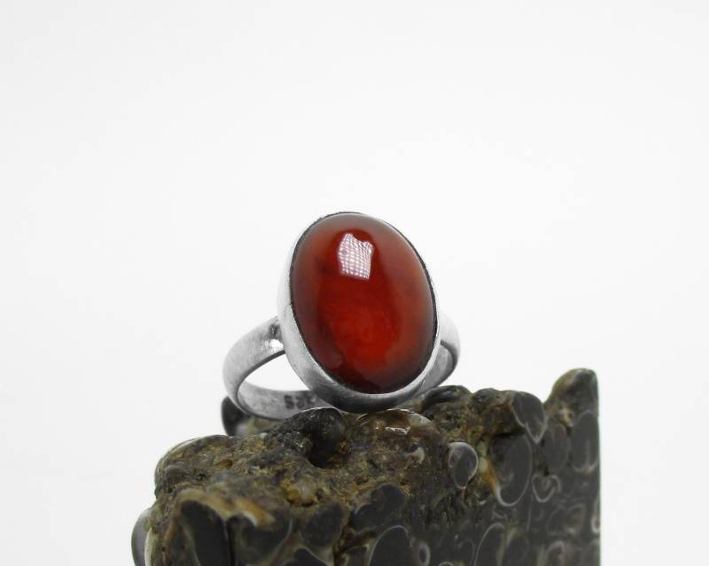 Ein Geschliffener Hessonit Granat Ring in Sterling Silber von FossilPhilosophy