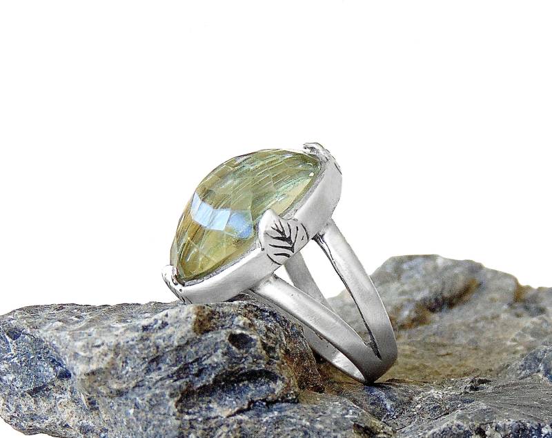 Grüner Amethyst Ring in Sterling Silber - Blattfassung Schmuck von FossilPhilosophy