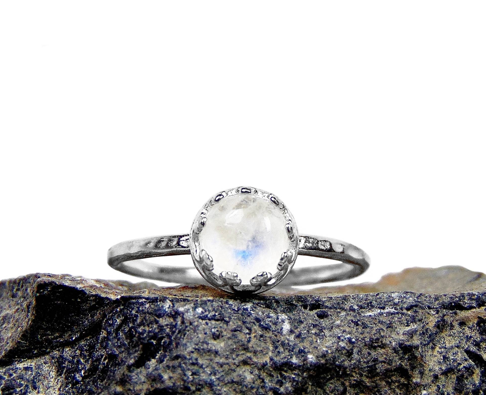 Kleiner Regenbogen Mondstein Ring in Sterling Silber - Größe 5 6 7 8 von FossilPhilosophy