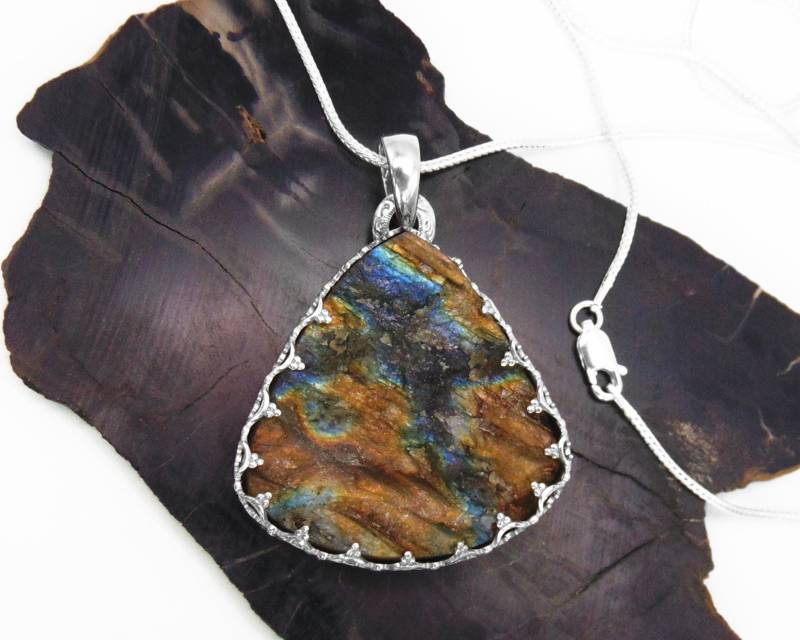 Riesige Rohe Labradorit Halskette in Sterling Silber - Großer Und Klobiger Schwerer Roh Anhänger Mit Kette von FossilPhilosophy