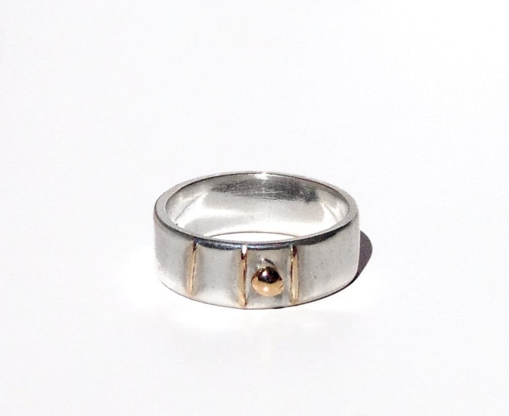 Sale - Ehering Größe 6 Rustikaler Ring Aus Sterling Silber Und 14K Goldnugget von FossilPhilosophy