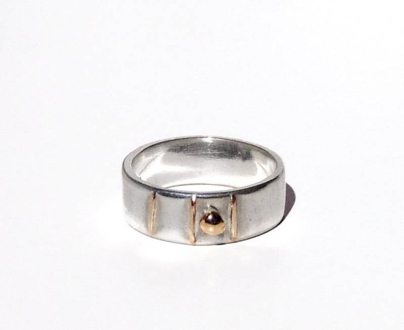 Sale - Ehering Größe 6 Rustikaler Ring Aus Sterling Silber Und 14K Goldnugget von FossilPhilosophy