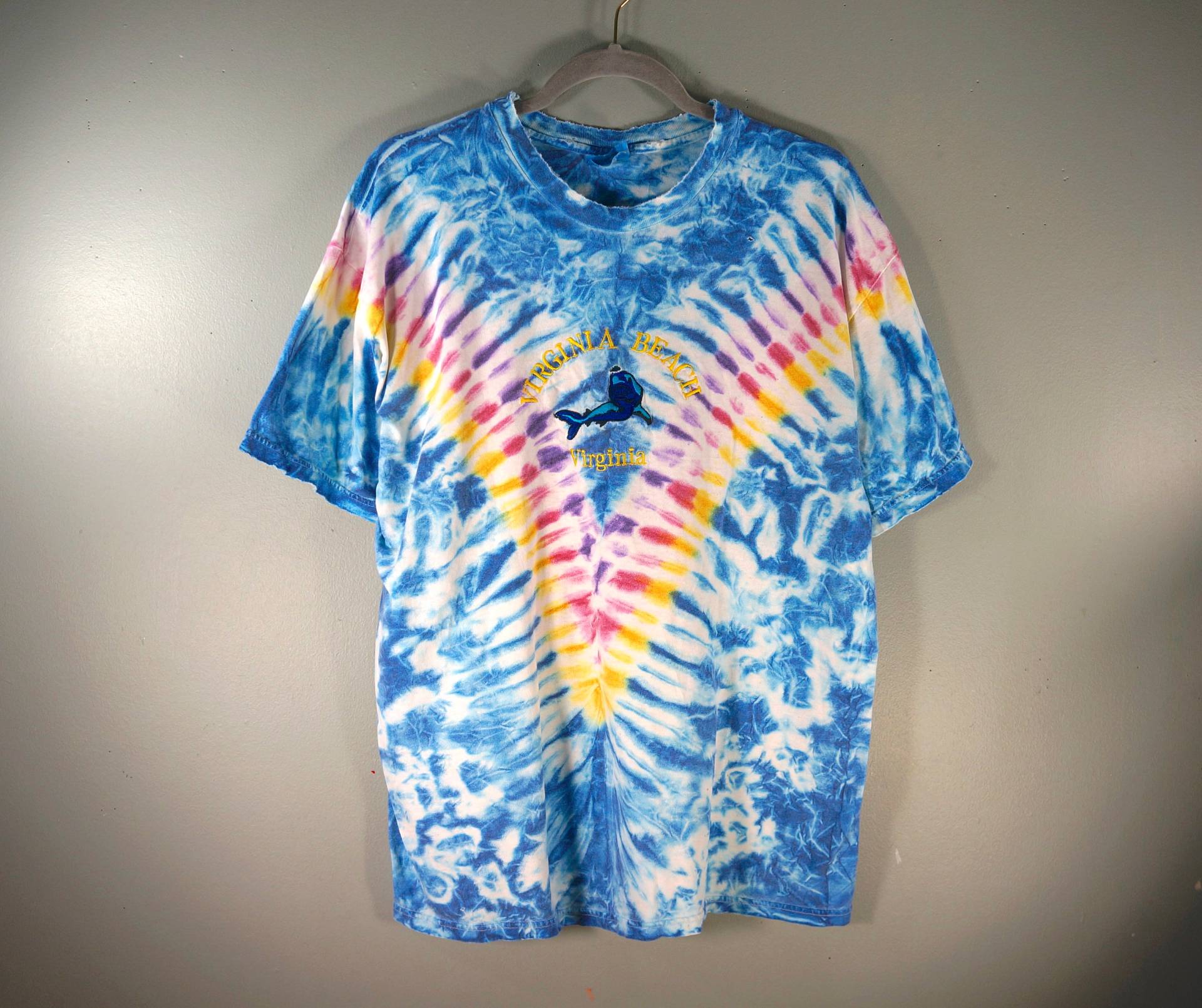 Vtg Virginia Beach Tie Dye T Shirt, Multi Color, Bestickt Logo Spellout Vtg Virginia Beach Tie Dye T Shirt, Multi Color, Bestickt Logo Spellout von FossilRecordCo