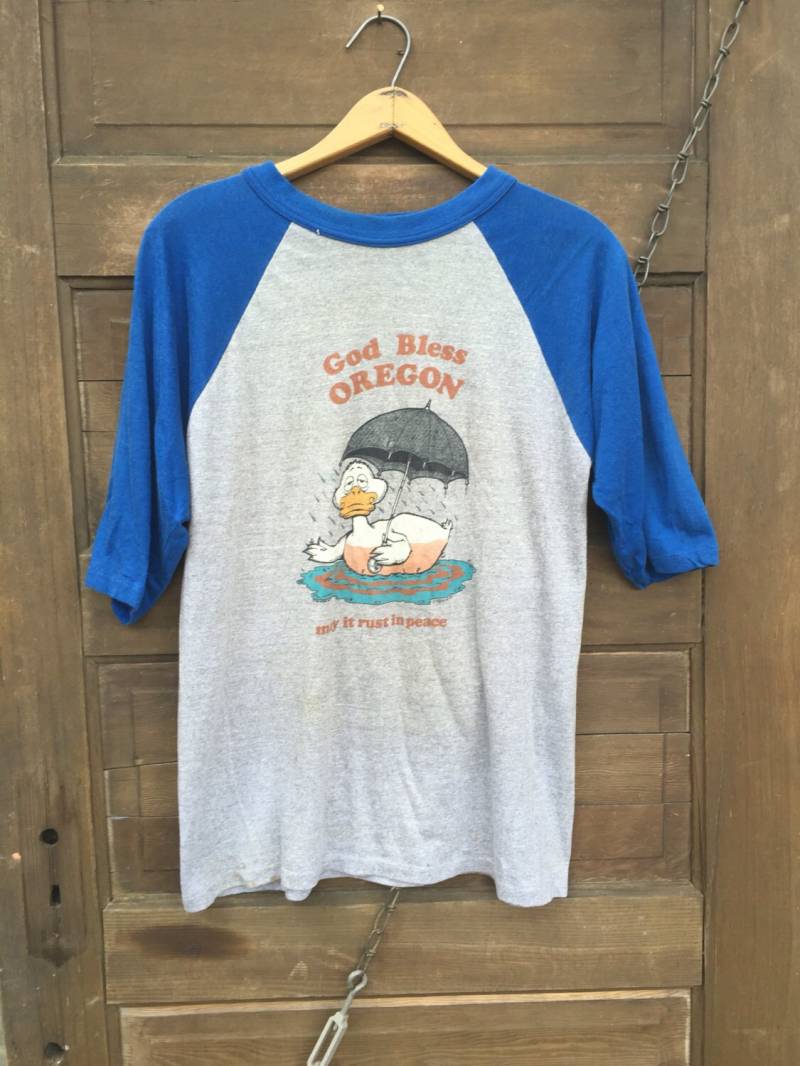 Vintage 1984 God Bless Oregon, Let It Rust in Peace Raglan Baseball T-Shirt Vintage 1984 God Bless Oregon, Let It Rust in Peace Raglan Baseball T-Shirt von FossilizedFeather