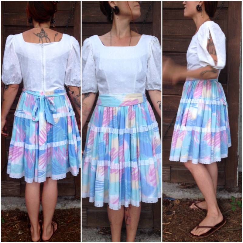 Vintage 50Er Jahre Kleid Öse Spitze Mieder Und Pastell Print Tiered Tellerrock Größe Medium von FossilizedFeather