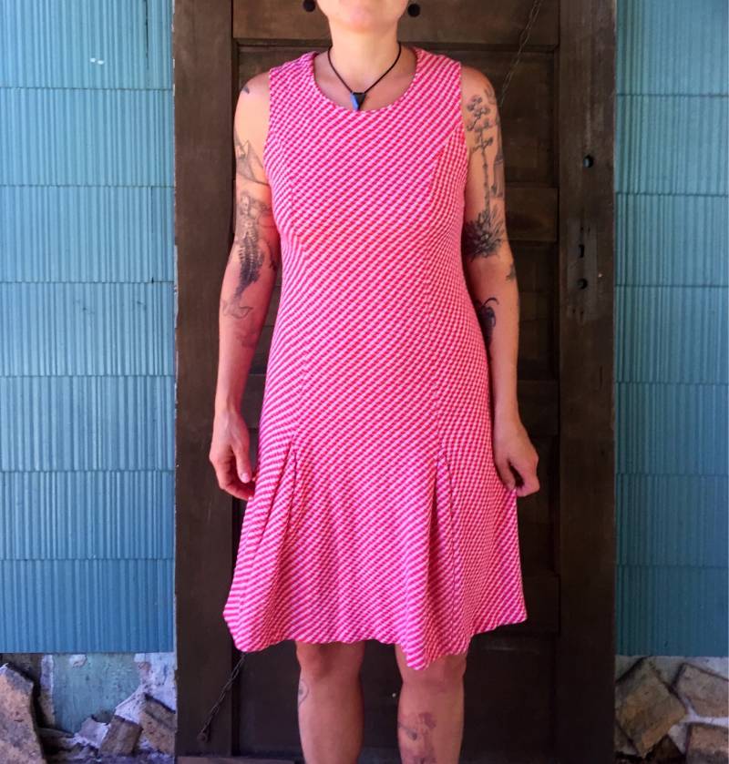 Vintage 50Er Jahre Rot Und Weiß Hahnentritt Print Gewebtes Rayon Ärmelloses Swing Kleid Größe Medium von FossilizedFeather