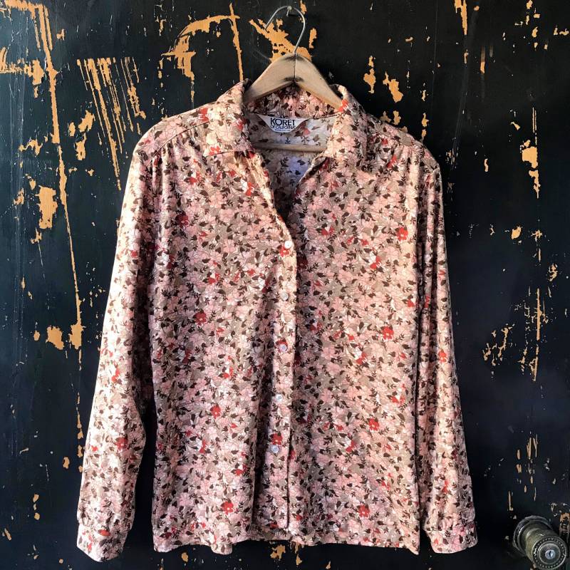 Vintage 70Er Jahre Beige Und Pfirsich Blumendruck Polyester Button-Down-Shirt Von Koret Of California Größe Damen Groß von FossilizedFeather