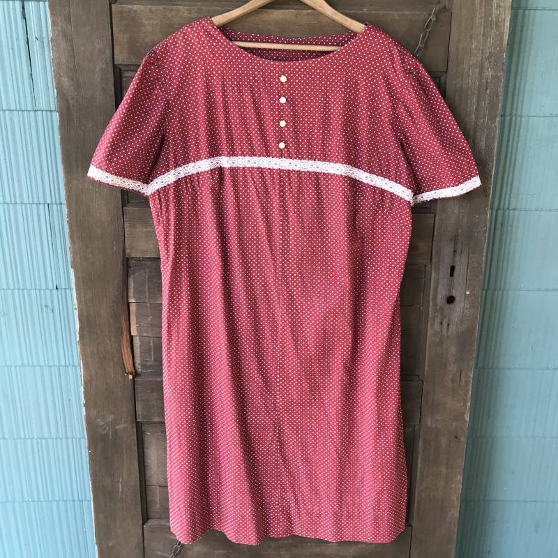 Vintage 70Er Jahre Handgemachtes Rotes Tupfen Print Mumu Prairie Etuikleid von FossilizedFeather