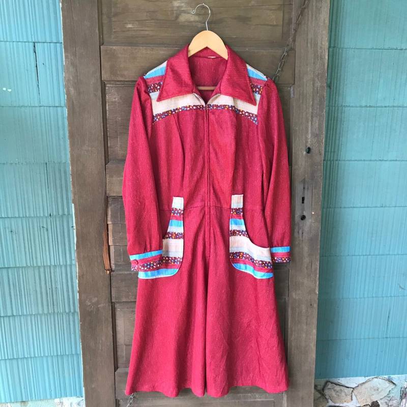 Vintage 70Er Rot Mit Blumen Gobelin Langarm Haus Kleid Größe L Vintage 70Er Rot Mit Blumen Gobelin Langarm Haus Kleid Größe L von FossilizedFeather