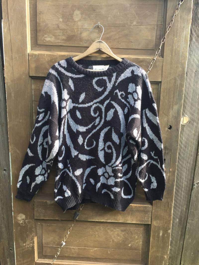Vintage 80Er Jahre Schwarz Mit Silber Nouveau Blumendruck Oversized Pullover Größe Medium von FossilizedFeather