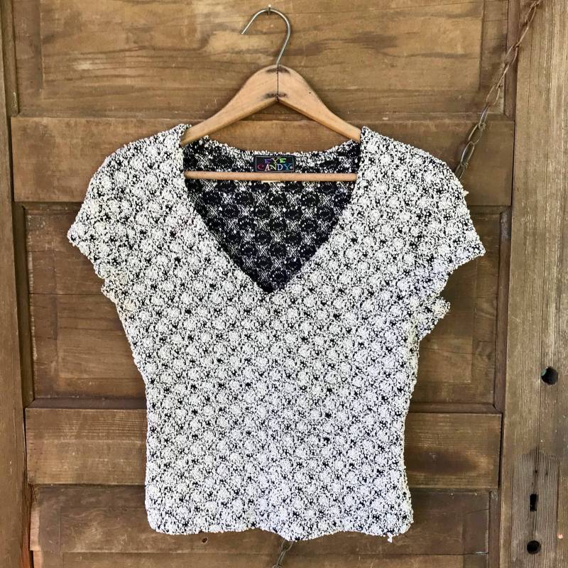 Vintage 80Er Jahre Strick Schwarz Und Silber Stretchy Strukturierte Tiefem V-Ausschnitt Crop Top Tshirt Größe S von FossilizedFeather