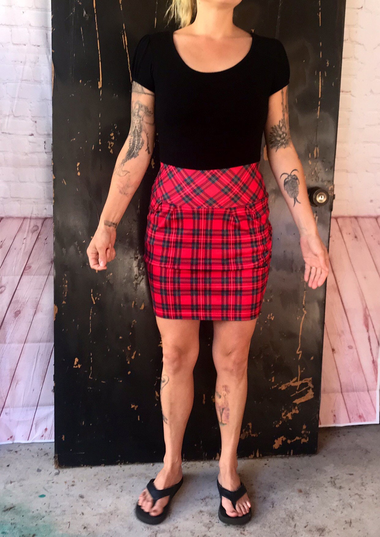 Vintage 80Er Schwarz Und Rot Kariertes Hoch Tailliertes Kleid Von Venus Größe Small/Medium von FossilizedFeather