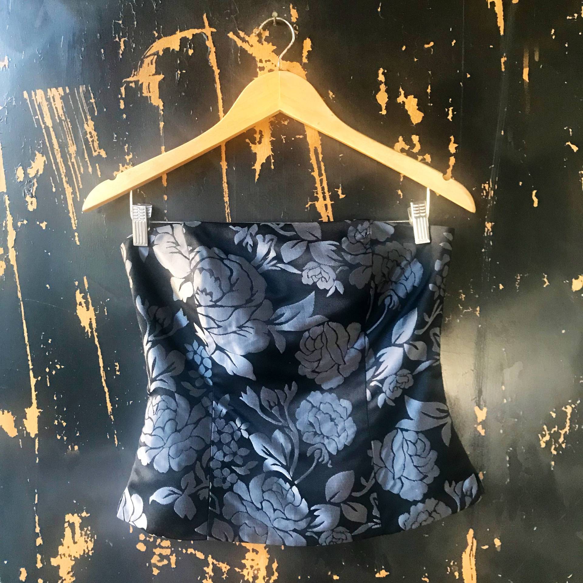 Vintage 90Er/00Er All Black Demask Floral Trägerloses Korsett Semi Crop Top Von White House Market Größe 42 von FossilizedFeather