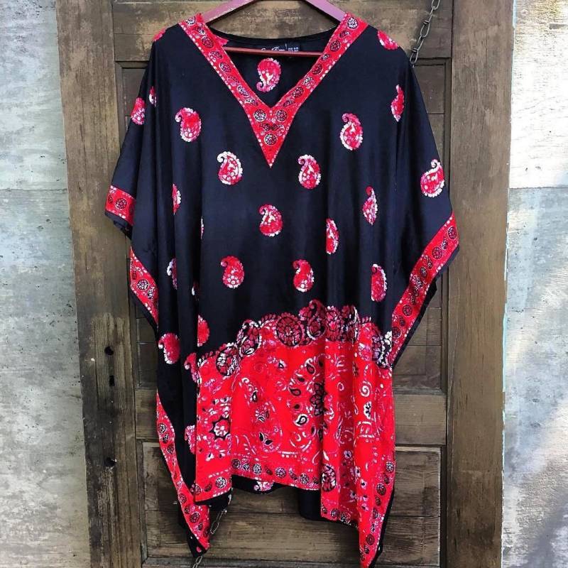 Vintage 90Er Jahre Schwarz Und Rot Bandana Paisley Print Square Poncho Kleid Von Good Times One Size von FossilizedFeather