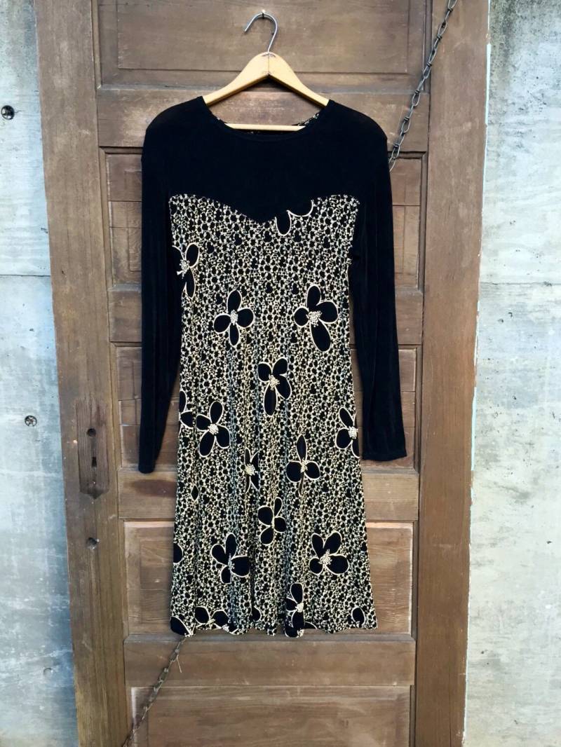 Vintage 90Er Jahre Slinkly Black Daisy Print Langarm Kleid von FossilizedFeather