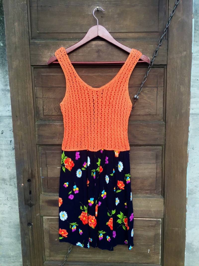 Vintage 90Er Jahre Trägerkleid Mit Gehäkeltem Mieder Und Geblümten Rayonrock Vintage 90Er Jahre Trägerkleid Mit Gehäkeltem Mieder Und Geblümten Rayonrock von FossilizedFeather