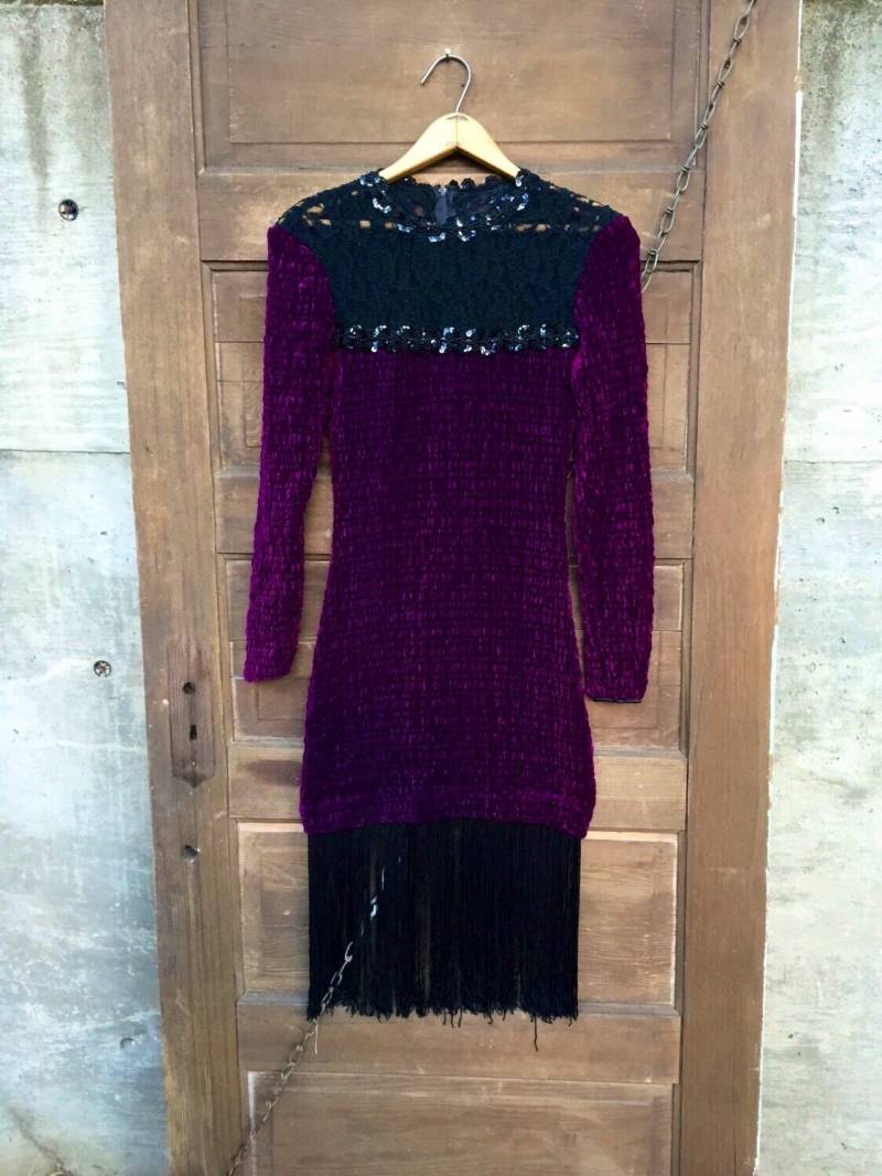 Vintage Gothic Lila Langarm Pailletten Fransen Samt Kleid Größe S von FossilizedFeather