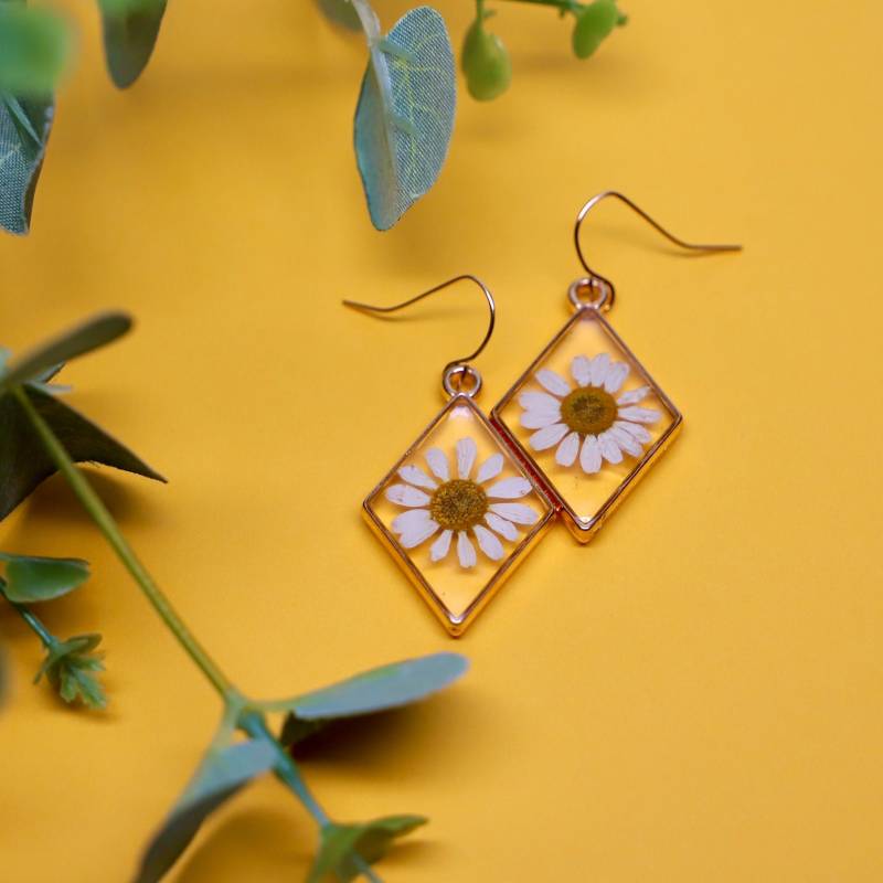 Daisy Diamant Ohrringe, Dangly Lünette, Echte Gepresste Daisies, Resin Blumen Leichte Ohrringe Daisy Diamant Ohrringe, Dangly Lünette, Echte Gepresste Daisies, Resin Blumen Leichte Ohrringe von FosteringFlowers