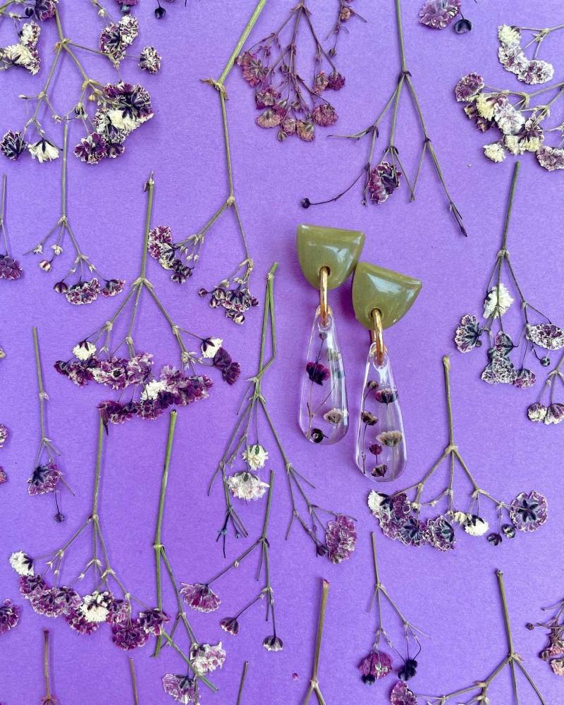 Echte Blume Teardrop Ohrringe, Dunkellila Schleierkraut, Olive Ohrstecker, Ohrstecker Echte Blume, Vergoldete Push Backs, Harz Ohrringe Echte Blume Teardrop Ohrringe, Dunkellila Schleierkraut, Olive Ohrstecker, Ohrstecker Echte Blume, Vergoldete Push Backs, Harz Ohrringe von FosteringFlowers