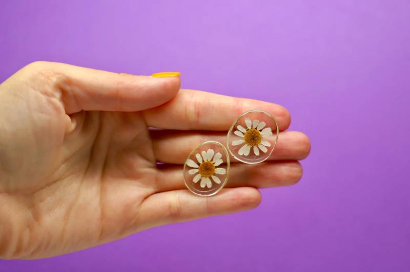 Gänseblümchen Ohrstecker, Klobige Echte Gepresste Gänseblümchen, Blütenohrstecker, Harzohrringe, Leichte Damenohrringe Gänseblümchen Ohrstecker, Klobige Echte Gepresste Gänseblümchen, Blütenohrstecker, Harzohrringe, Leichte Damenohrringe von FosteringFlowers