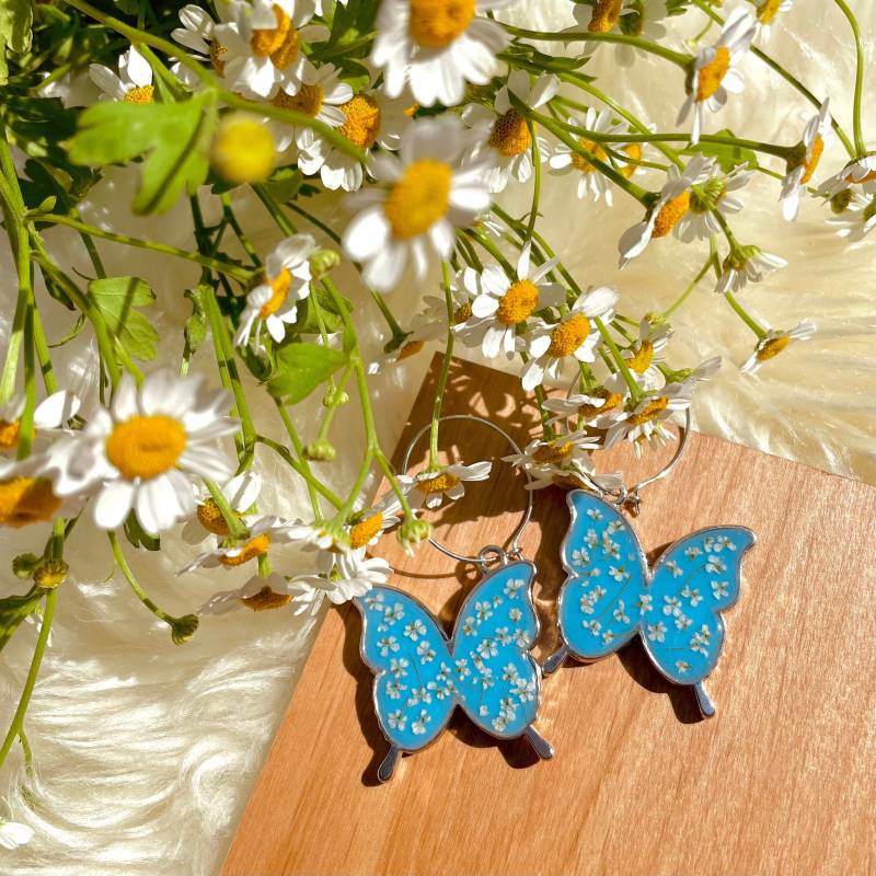 Schmetterling Ohrringe, Blaue Echte Blumen Hoops, Gepresste Blumen, Silber Schmetterling Ohrringe, Blaue Echte Blumen Hoops, Gepresste Blumen, Silber von FosteringFlowers