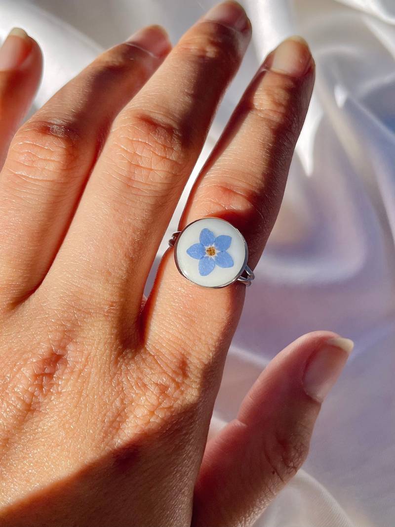 Vergissmännchen Ring, Sterling Silber, Weißer Uv Resin Schmuck, Verstellbares Band, Zierlicher Damenschmuck, Boho, Echte Gepresste Blumen Vergissmännchen Ring, Sterling Silber, Weißer Uv Resin Schmuck, Verstellbares Band, Zierlicher Damenschmuck, Boho, Echte Gepresste Blumen von FosteringFlowers