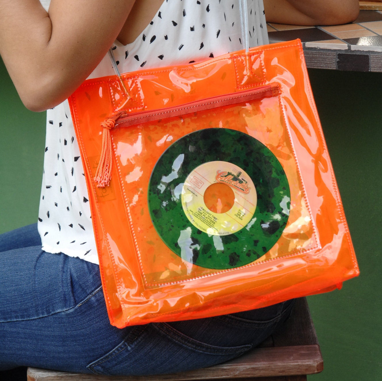 Lichtdurchlässige Neon Viny Tragetasche Für Deine 45Rpm Schallplatte Zeige Lieblingsvinyl & Beginne Das Gespräch Bei Diesem Sommer-Event Mit Lichtdurchlässige Neon Viny Tragetasche Für Deine 45Rpm Schallplatte Zeige Lieblingsvinyl & Beginne Das Gespräch Bei Diesem Sommer-Event Mit von FotoTote