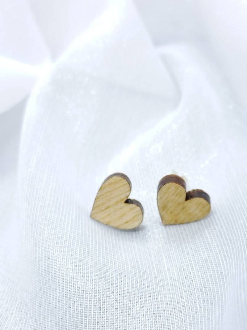 Natürliche Eleganz Handgefertigte Herz-Ohrstecker Aus Birkenholz. Super Leicht Natürliche Eleganz Handgefertigte Herz-Ohrstecker Aus Birkenholz. Super Leicht von Fotobuedchen