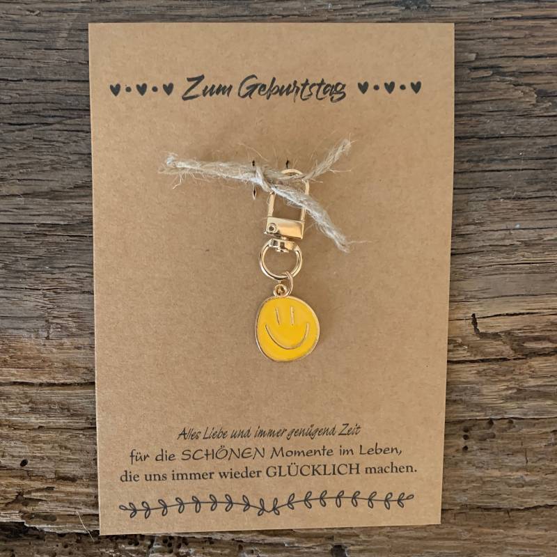 Kleines Geschenk Zum Geburtstag - Smiley Schlüsselanhänger Mit Karte | Mitbringsel Taschenanhänger Smile Kleinigkeit Wunsch von Fotokartenundmehr