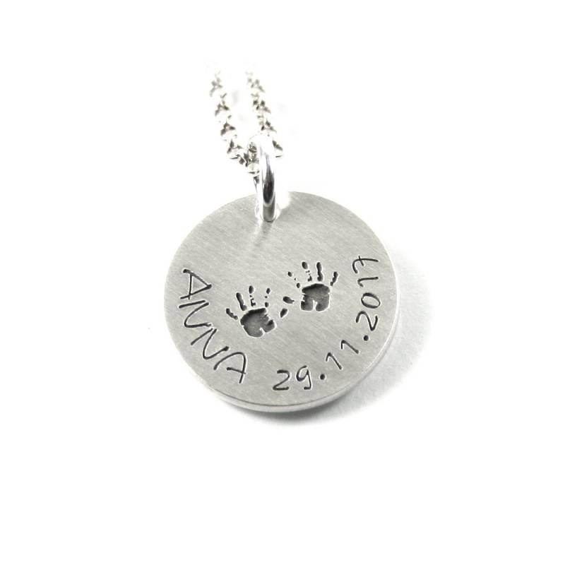 Anhänger Mit Ihrer Gravur Baby Hand Abdruck Handabdruck Taufkette Taufschmuck Taufe Kette 925 Silber Rund Namenskette Name Datum | Ps131Ke2 von Fotoschmuck24