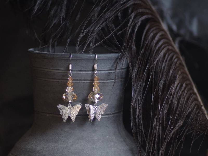 Lange Leichte Ohrringe Mit Schmetterlingen, Kristall, Hellgelb Und Stahl, Zarte Durchbrochene Schmetterlinge Auf Langem Stiel, Geschenk Für Sie Lange Leichte Ohrringe Mit Schmetterlingen, Kristall, Hellgelb Und Stahl, Zarte Durchbrochene Schmetterlinge Auf Langem Stiel, Geschenk Für Sie von FottiniyaBeads